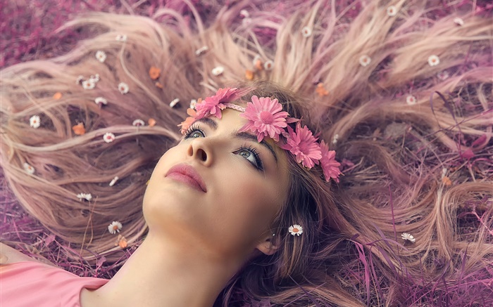 Mädchen liegen Boden, Lippen, Kranz, Blumen, langes Haar Hintergrundbilder Bilder