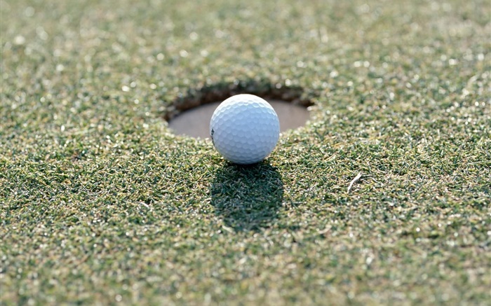 Golfball auf dem Rasen Hintergrundbilder Bilder