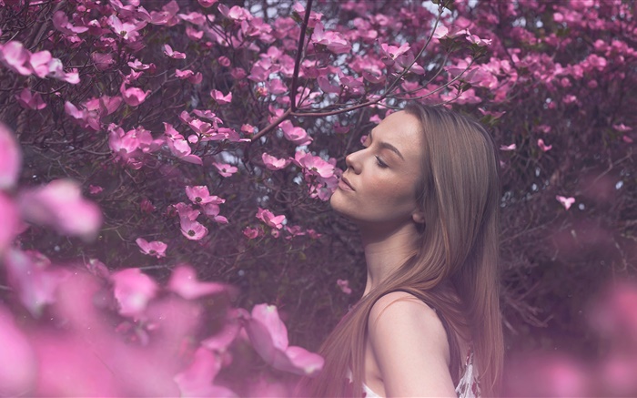 Lange Haare Mädchen in der rosafarbenen Blumen Welt Hintergrundbilder Bilder