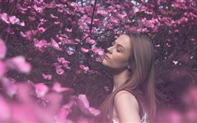Lange Haare Mädchen in der rosafarbenen Blumen Welt HD Hintergrundbilder