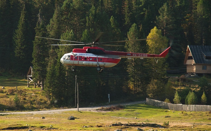 Mi-8 Hubschrauber schwebte in der Luft Hintergrundbilder Bilder