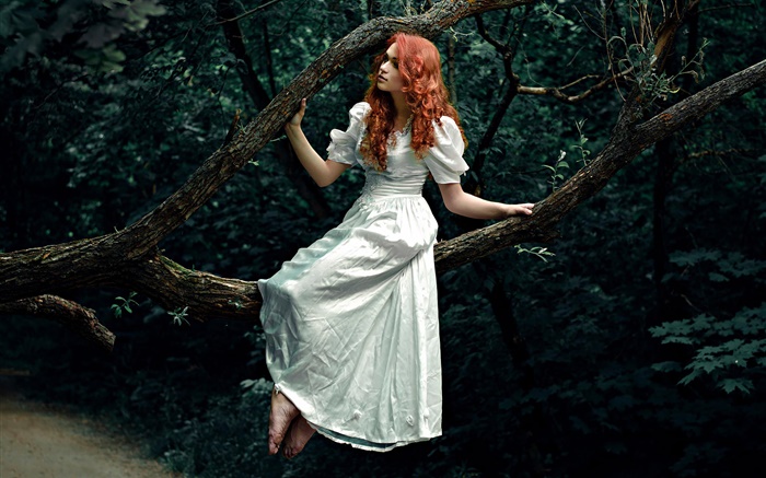 Rotes behaartes Mädchen, weißes Kleid, Wald, Baum Hintergrundbilder Bilder
