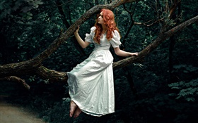 Rotes behaartes Mädchen, weißes Kleid, Wald, Baum