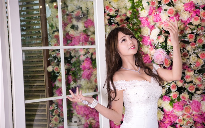 Lächeln Asiatin, weißes Kleid, Blumen Hintergrund Hintergrundbilder Bilder