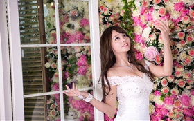 Lächeln Asiatin, weißes Kleid, Blumen Hintergrund HD Hintergrundbilder