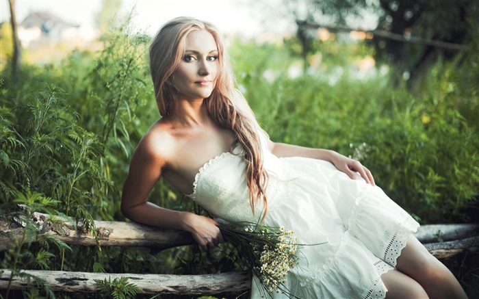 Lächeln blonde Mädchen, weißes Kleid, Blumen, Bokeh Hintergrundbilder Bilder