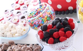 Kuchen und Süßwaren, Süßigkeiten, schwarzen und roten Beeren