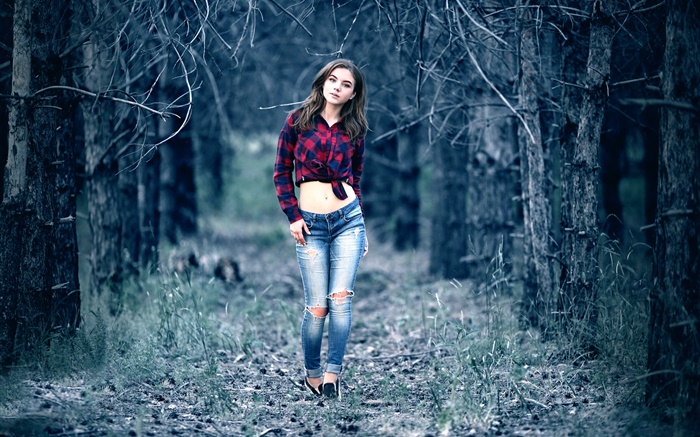 Junges Mädchen im geheimnisvollen Wald, zu Fuß, Jeans, Mittlerer Teil, Hemd Hintergrundbilder Bilder