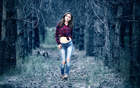 Junges Mädchen im geheimnisvollen Wald, zu Fuß, Jeans, Mittlerer Teil, Hemd