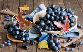 Blaue Trauben, Brombeeren, Blätter, Stillleben