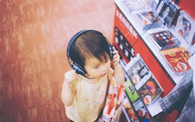 Netter Junge Musik hören, Kopfhörer HD Hintergrundbilder