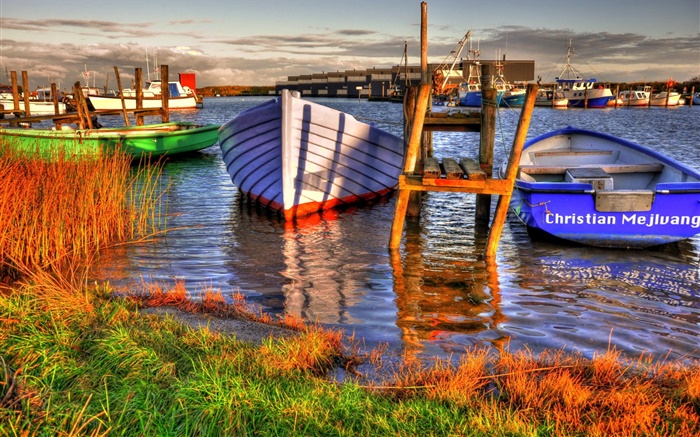 Dock, Boote, Fluss, Gras, Wolken Hintergrundbilder Bilder