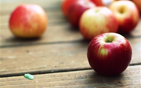 Saftige Früchte, rote Äpfel, Holzbrett HD Hintergrundbilder