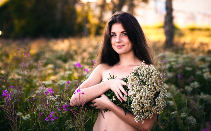Lange Haare Mädchen im Sommer, Blumen, Lächeln Hintergrundbilder Bilder