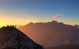 Berge, Gipfel, Sonnenlicht, Dämmerung HD Hintergrundbilder