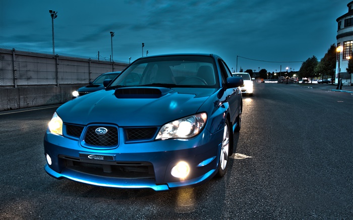Subaru blaues Auto am Abend Hintergrundbilder Bilder