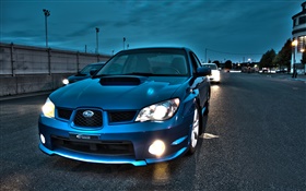 Subaru blaues Auto am Abend
