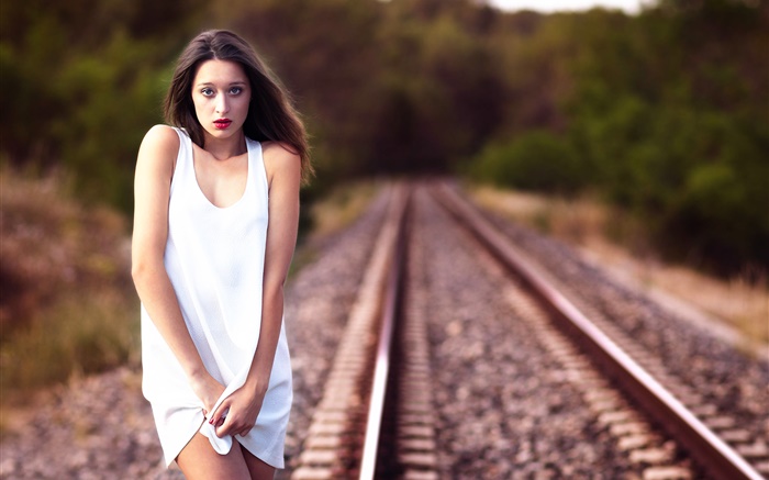 Weißes Kleid Mädchen am Bahnhof Hintergrundbilder Bilder