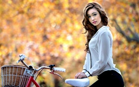 Asiatisches Mädchen und Fahrrad im Herbst HD Hintergrundbilder