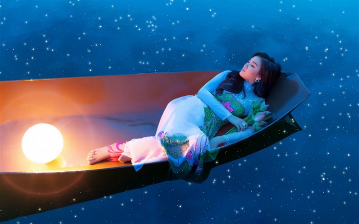 Asiatisches Mädchen schlafen in Boot in der Nacht Hintergrundbilder Bilder