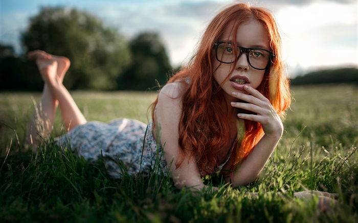 Rote Haare Mädchen, das Gras, Gläser Hintergrundbilder Bilder