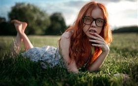 Rote Haare Mädchen, das Gras, Gläser HD Hintergrundbilder