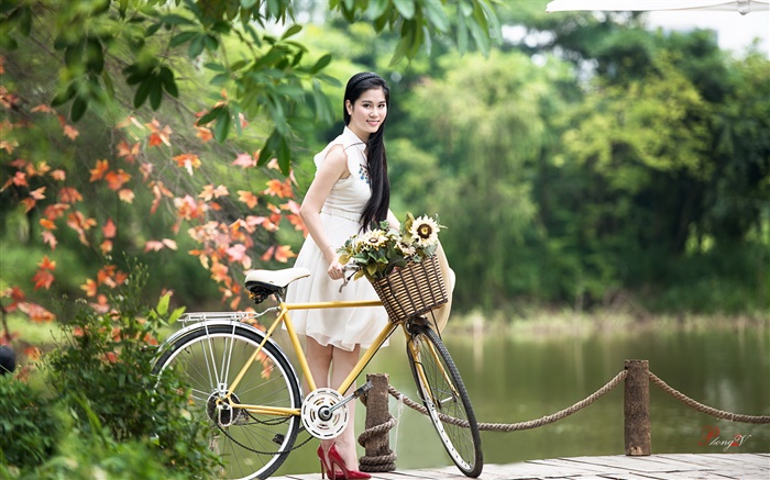 Lächeln Asiatin, weißes Kleid, Fahrrad, Park Hintergrundbilder Bilder