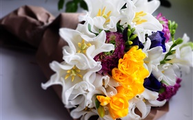 Blumenstrauß, weiße und gelbe Tulpen