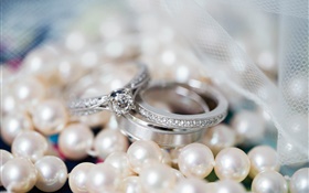 Diamantringe und Perlen