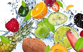 Verschiedene Arten von Früchten im Wasser HD Hintergrundbilder