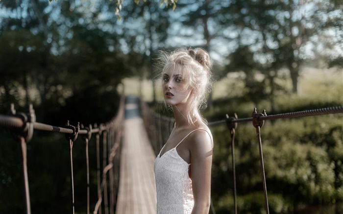 Weißes Kleid blonde Mädchen an der Brücke Hintergrundbilder Bilder