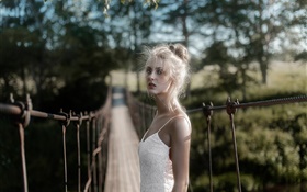Weißes Kleid blonde Mädchen an der Brücke HD Hintergrundbilder