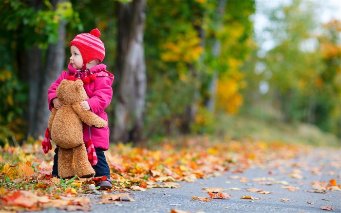 Nettes Baby und Teddybär im Herbst Hintergrundbilder Bilder