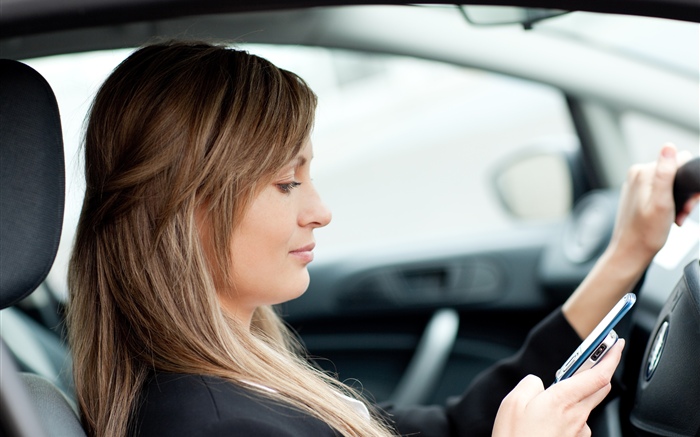 Mädchen fahren Auto, Telefon Hintergrundbilder Bilder