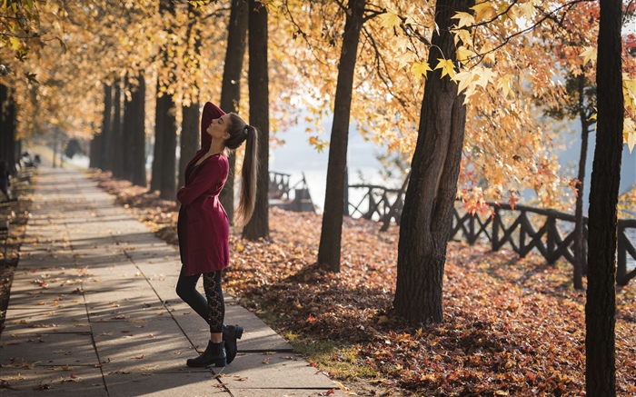 Rotes Kleid Mädchen, Tanz, Park, Bäume, Herbst Hintergrundbilder Bilder