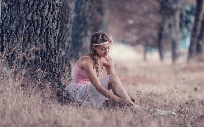 Reizendes junges Mädchen, Ballerina, Gras, Baum Hintergrundbilder Bilder