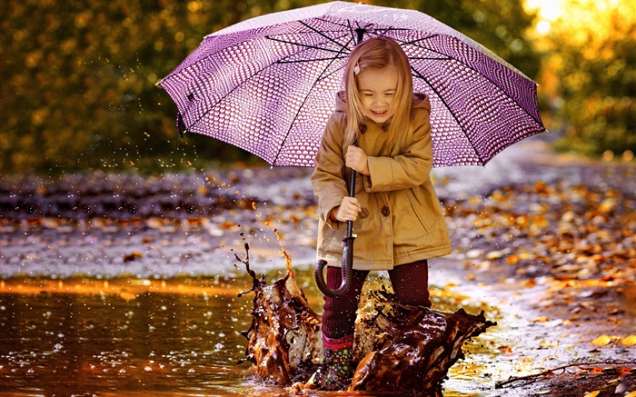 Süßes kleines Mädchen, spiele Wasser, Regenschirm Hintergrundbilder Bilder
