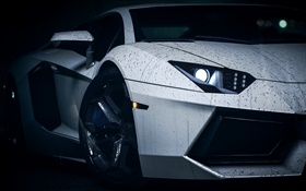 Weißer Lamborghini-Supersportwagen, Wassertropfen